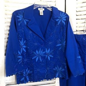 Vintage Y2K blue 2 piece capri pantsuit 80s 90s career bright cobalt embroidered